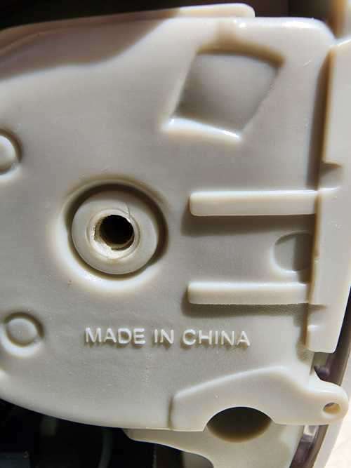 A 1999 HATCHBACK VOLKSWAGEN NEW BEETLE 2.0 SCALE 1:18 BY GATE HONG KONG