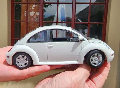 A 1999 HATCHBACK VOLKSWAGEN NEW BEETLE 2.0 SCALE 1:18 BY GATE HONG KONG