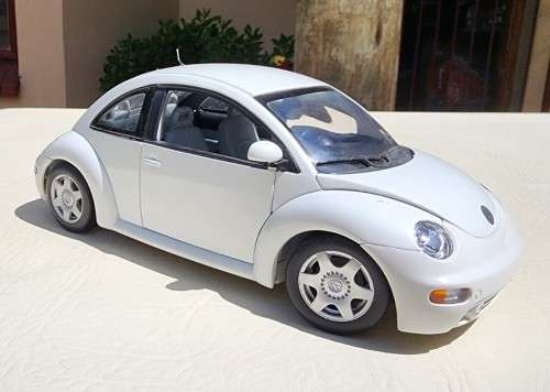 A 1999 HATCHBACK VOLKSWAGEN NEW BEETLE 2.0 SCALE 1:18 BY GATE HONG KONG