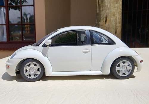 A 1999 HATCHBACK VOLKSWAGEN NEW BEETLE 2.0 SCALE 1:18 BY GATE HONG KONG