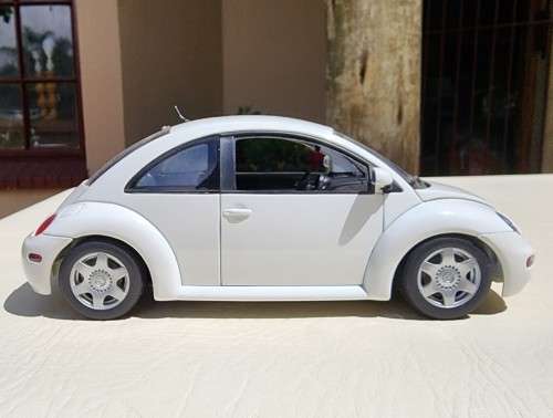 A 1999 HATCHBACK VOLKSWAGEN NEW BEETLE 2.0 SCALE 1:18 BY GATE HONG KONG