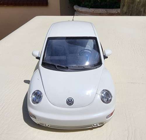 A 1999 HATCHBACK VOLKSWAGEN NEW BEETLE 2.0 SCALE 1:18 BY GATE HONG KONG