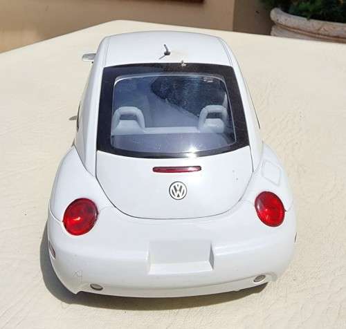 A 1999 HATCHBACK VOLKSWAGEN NEW BEETLE 2.0 SCALE 1:18 BY GATE HONG KONG