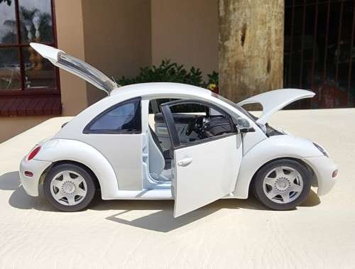 A 1999 HATCHBACK VOLKSWAGEN NEW BEETLE 2.0 SCALE 1:18 BY GATE HONG KONG