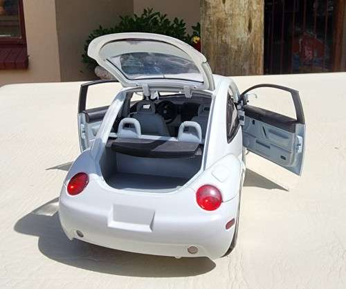 A 1999 HATCHBACK VOLKSWAGEN NEW BEETLE 2.0 SCALE 1:18 BY GATE HONG KONG