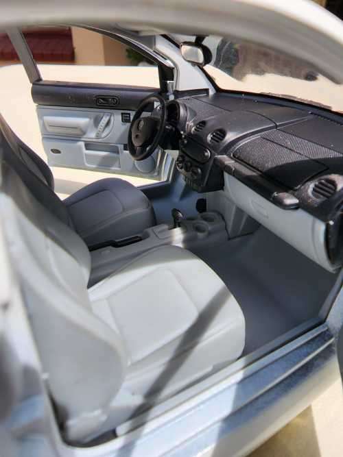 A 1999 HATCHBACK VOLKSWAGEN NEW BEETLE 2.0 SCALE 1:18 BY GATE HONG KONG