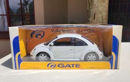 A 1999 HATCHBACK VOLKSWAGEN NEW BEETLE 2.0 SCALE 1:18 BY GATE HONG KONG