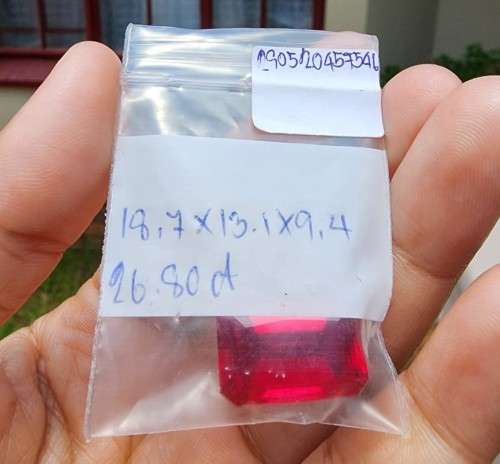 AWESOME LARGE 26.90CT REAL! RED RUBY GEMSTONE - SCRATCH GLASS EASY!  - UV LIGHT FLUORESCES RED!