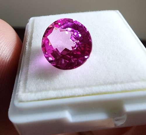 PINK 5,05CT SAPPHIRE WITH LOVELY OVAL CUT - UV RED! - THERMAL HIGH! - ONE OF 4 SAPPHIRES ON AUCTION