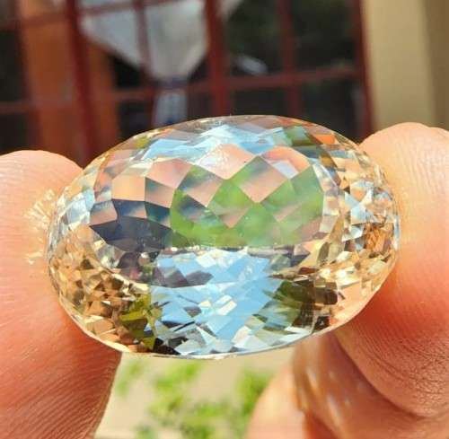 THE 4TH RAREST GEMSTONE IN THE WORLD! A LARGE 28,50CT GREENISH YELLOW NATURAL KUNZITE (HIDDENITE)