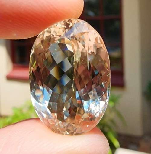 THE 4TH RAREST GEMSTONE IN THE WORLD! A LARGE 28,50CT GREENISH YELLOW NATURAL KUNZITE (HIDDENITE)