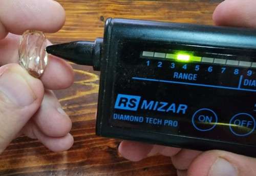 THE 4TH RAREST GEMSTONE IN THE WORLD! A LARGE 28,50CT GREENISH YELLOW NATURAL KUNZITE (HIDDENITE)