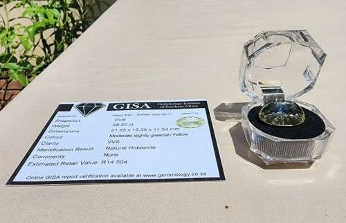 THE 4TH RAREST GEMSTONE IN THE WORLD! A LARGE 28,50CT GREENISH YELLOW NATURAL KUNZITE (HIDDENITE)