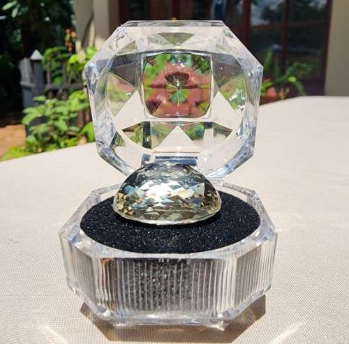 THE 4TH RAREST GEMSTONE IN THE WORLD! A LARGE 28,50CT GREENISH YELLOW NATURAL KUNZITE (HIDDENITE)