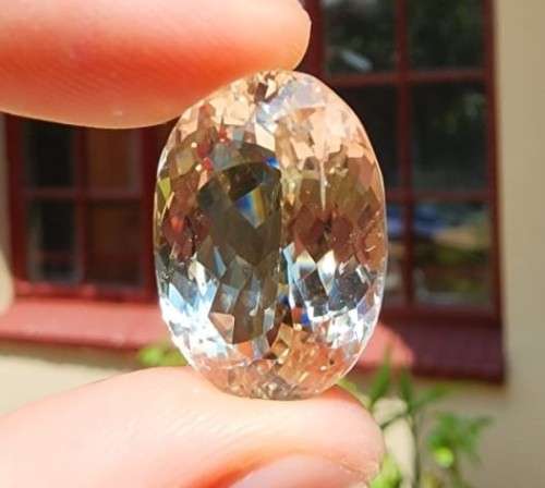 THE 4TH RAREST GEMSTONE IN THE WORLD! A LARGE 28,50CT GREENISH YELLOW NATURAL KUNZITE (HIDDENITE)