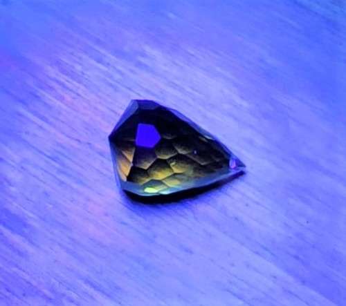 MESMORIZING YELLOW GREEN HYDROTHERMAL SYNTHETIC 13,45CT QUARTZ GEMSTONE WITH BEAUTIFUL BRIOLETTE CUT