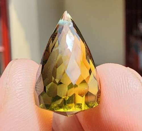 MESMORIZING YELLOW GREEN HYDROTHERMAL SYNTHETIC 13,45CT QUARTZ GEMSTONE WITH BEAUTIFUL BRIOLETTE CUT