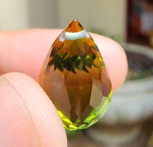 MESMORIZING YELLOW GREEN HYDROTHERMAL SYNTHETIC 13,45CT QUARTZ GEMSTONE WITH BEAUTIFUL BRIOLETTE CUT