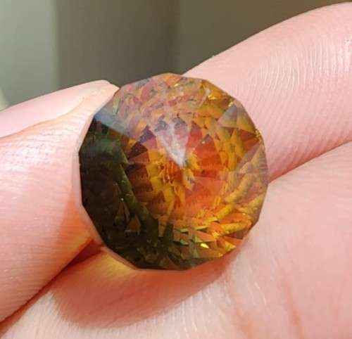 MESMORIZING YELLOW GREEN HYDROTHERMAL SYNTHETIC 13,45CT QUARTZ GEMSTONE WITH BEAUTIFUL BRIOLETTE CUT