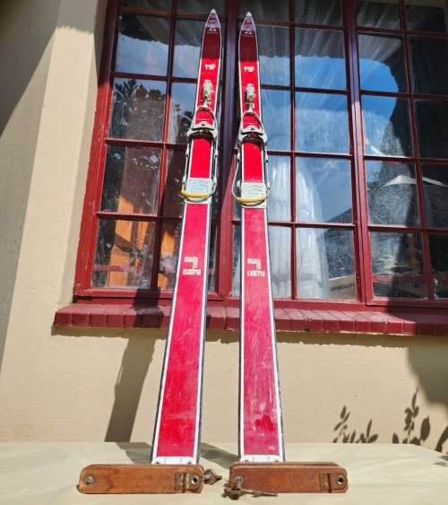 EYECATCHING FISCHER AUSTRIAN 1970S WOODEN SKIS 1,8M LONG WITH TYROLIA SKIMEISTER BINDINGS