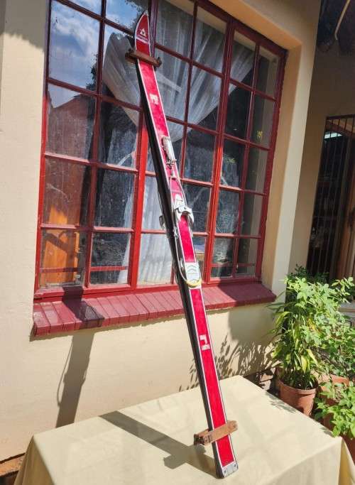 EYECATCHING FISCHER AUSTRIAN 1970S WOODEN SKIS 1,8M LONG WITH TYROLIA SKIMEISTER BINDINGS