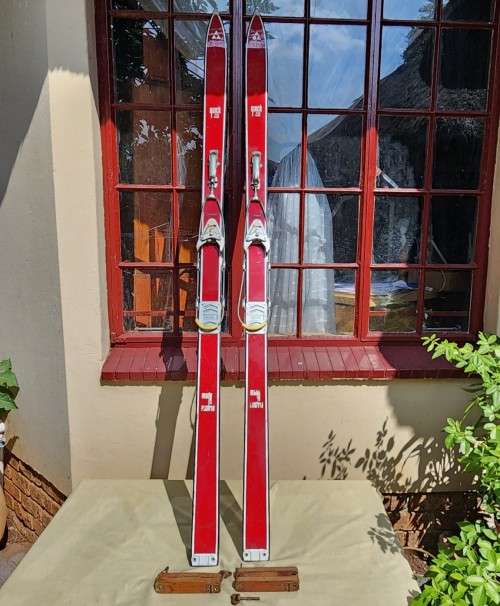 EYECATCHING FISCHER AUSTRIAN 1970S WOODEN SKIS 1,8M LONG WITH TYROLIA SKIMEISTER BINDINGS