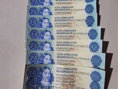 TEN SOUTH AFRICAN R2 NOTES FROM 1984 WITH CONSECUTIVE FV SERIAL NUMBERS IN VERY FINE CONDITION