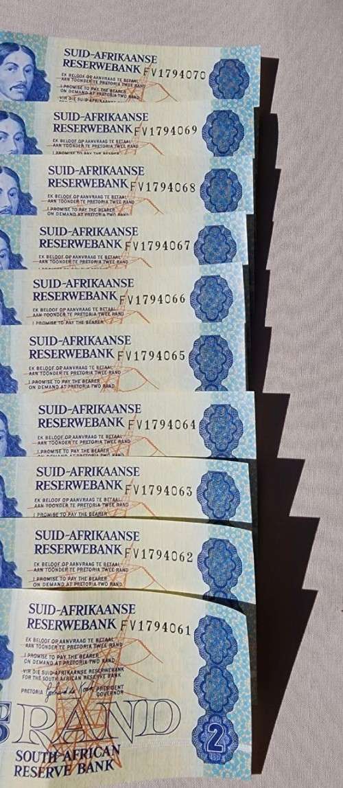 TEN SOUTH AFRICAN R2 NOTES FROM 1984 WITH CONSECUTIVE FV SERIAL NUMBERS IN VERY FINE CONDITION