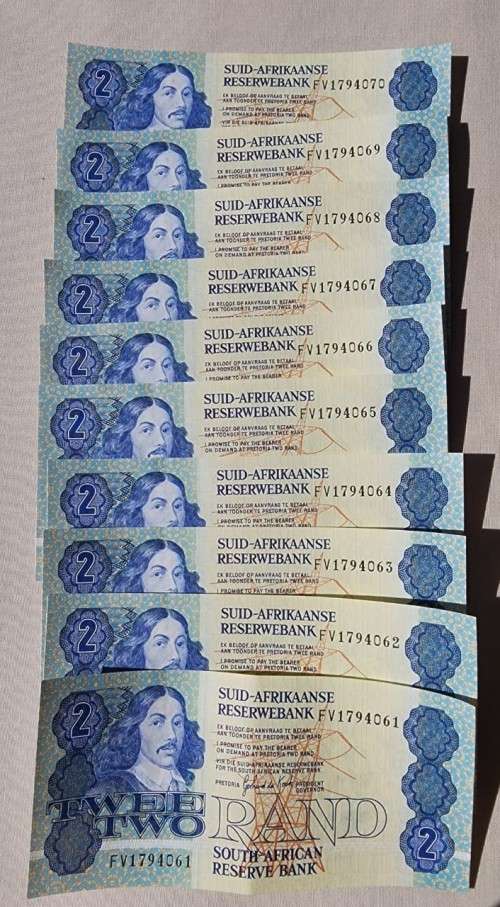 TEN SOUTH AFRICAN R2 NOTES FROM 1984 WITH CONSECUTIVE FV SERIAL NUMBERS IN VERY FINE CONDITION