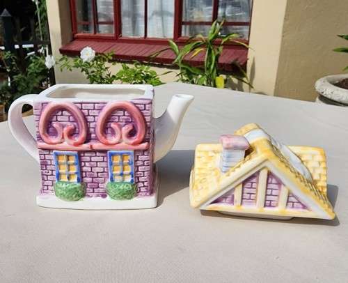 BEAUTIFUL FLOWER SHOP CERAMIC TEAPOT - HANDPAINTED