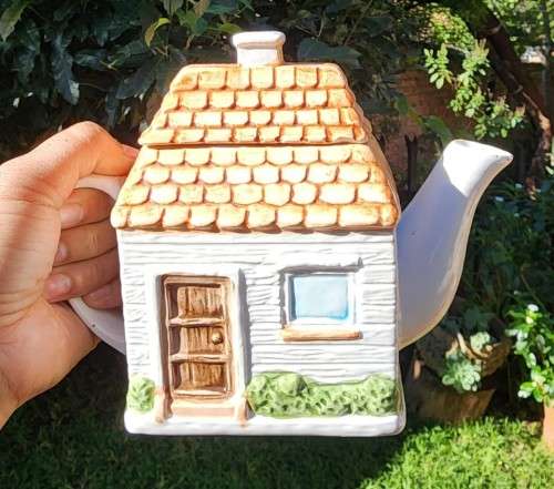 LARGE 15CM HIGH ENGLISHCOUNTRY HOME CERAMIC TEAPOT - HANDPAINTED