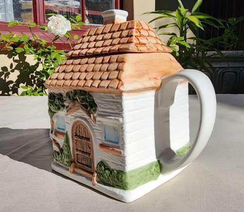 LARGE 15CM HIGH ENGLISHCOUNTRY HOME CERAMIC TEAPOT - HANDPAINTED