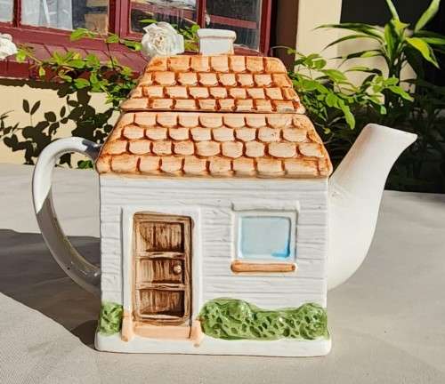 LARGE 15CM HIGH ENGLISHCOUNTRY HOME CERAMIC TEAPOT - HANDPAINTED