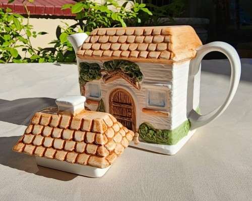 LARGE 15CM HIGH ENGLISHCOUNTRY HOME CERAMIC TEAPOT - HANDPAINTED