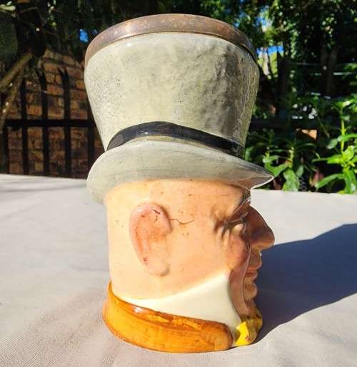 VINTAGE 1960S LANCASTER AND SANDLAND MR MICAWBER DICKENS CHARACTER JUG WITH YEOMAN EPNS LID