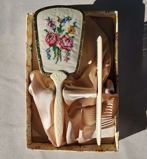 A 1950S DRESSER BOX SET WITH EMBROIDERED HAIR BRUSH AND COMB