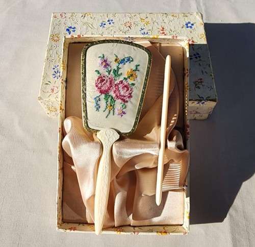 A 1950S DRESSER BOX SET WITH EMBROIDERED HAIR BRUSH AND COMB