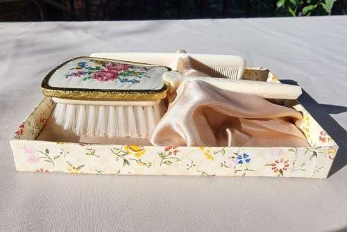 A 1950S DRESSER BOX SET WITH EMBROIDERED HAIR BRUSH AND COMB