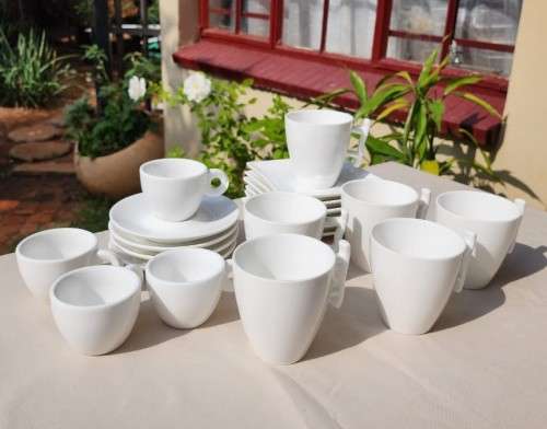 TEN (10) MAXWELL & WILLIAMS AUSTRALIAN DESIGNER TEACUPS AND SAUCERS