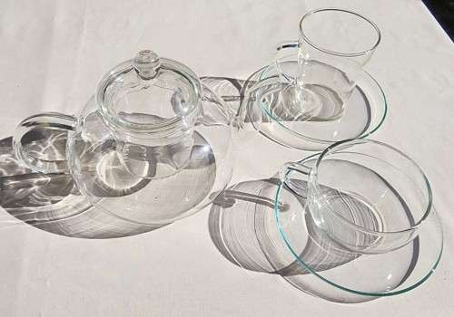 A PURE VISUAL DELIGHT WITH THIS GLASS TEASET