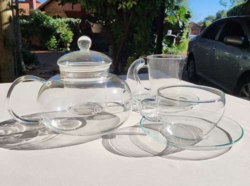 A PURE VISUAL DELIGHT WITH THIS GLASS TEASET
