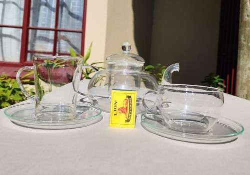 A PURE VISUAL DELIGHT WITH THIS GLASS TEASET