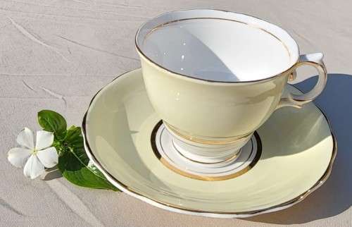 COLCOUGH CHINA TRIO IN HARLEQUIN BALLET LEMON YELLOW PATTERN (2ND OF 6) - WW2 ERA 1939 MARK