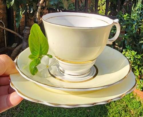 COLCOUGH CHINA TRIO IN HARLEQUIN BALLET LEMON YELLOW PATTERN (2ND OF 6) - WW2 ERA 1939 MARK