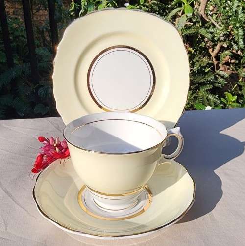 COLCOUGH ENGLAND TRIO IN HARLEQUIN BALLET LEMON YELLOW PATTERN (5TH OF 6) - WW2 ERA 1939 MARK