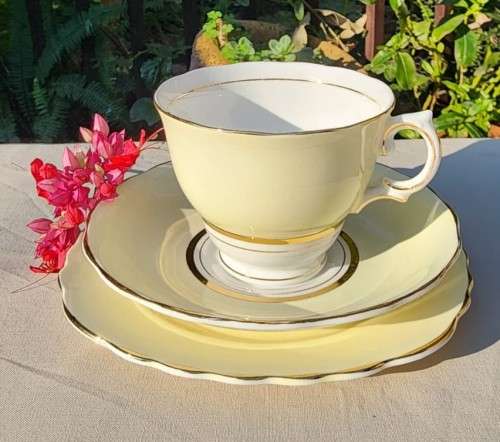COLCOUGH ENGLAND TRIO IN HARLEQUIN BALLET LEMON YELLOW PATTERN (5TH OF 6) - WW2 ERA 1939 MARK