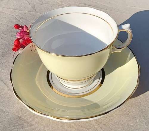 COLCOUGH ENGLAND TRIO IN HARLEQUIN BALLET LEMON YELLOW PATTERN (5TH OF 6) - WW2 ERA 1939 MARK