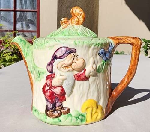 A RARE 1930S WADEHEALTH WALT DISNEY SNOW WHITE GRUMPY HAND PAINTED TEAPOT IN PERFECT CONDITION