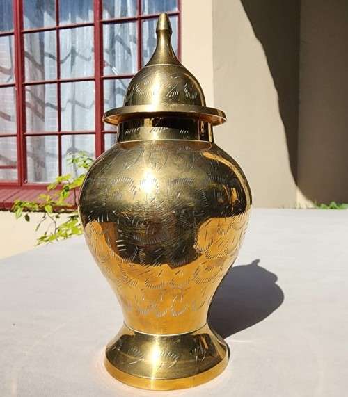 A BRASS LIDDED GINGER JAR WITH LEAVE ENGRAVINGS 22CM HIGH