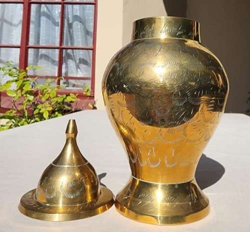 A BRASS LIDDED GINGER JAR WITH LEAVE ENGRAVINGS 22CM HIGH